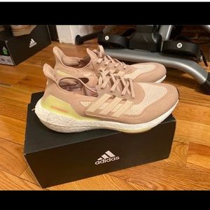 Adidas Ultra boost 21 size 9 like new!
